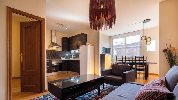 A modern living room with a sofa, coffee table, and a colorful rug. - Ramon Turró - Nice apartment in Poble Nou near the beach (Barcelona)