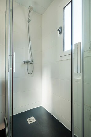 Shower, hair dryer, towels, soap - Ramon Turró - Nice apartment in Poble Nou near the beach (Barcelona)