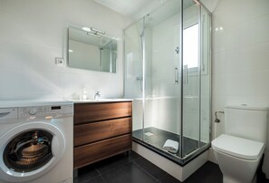 Shower, hair dryer, towels, soap - Ramon Turró - Nice apartment in Poble Nou near the beach (Barcelona)