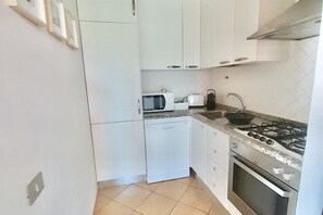 Fridge, microwave, stovetop, dishwasher - Rosemary Villa 6 beds (Muravera)