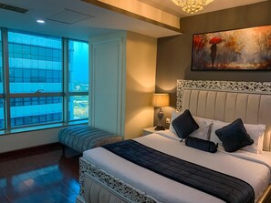 Tabla de planchar con plancha, wifi y ropa de cama