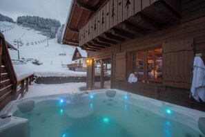 A wooden building with a hot tub and a view of a snowy mountain. - Simply Morzine - Chalet Carving (Morzine)