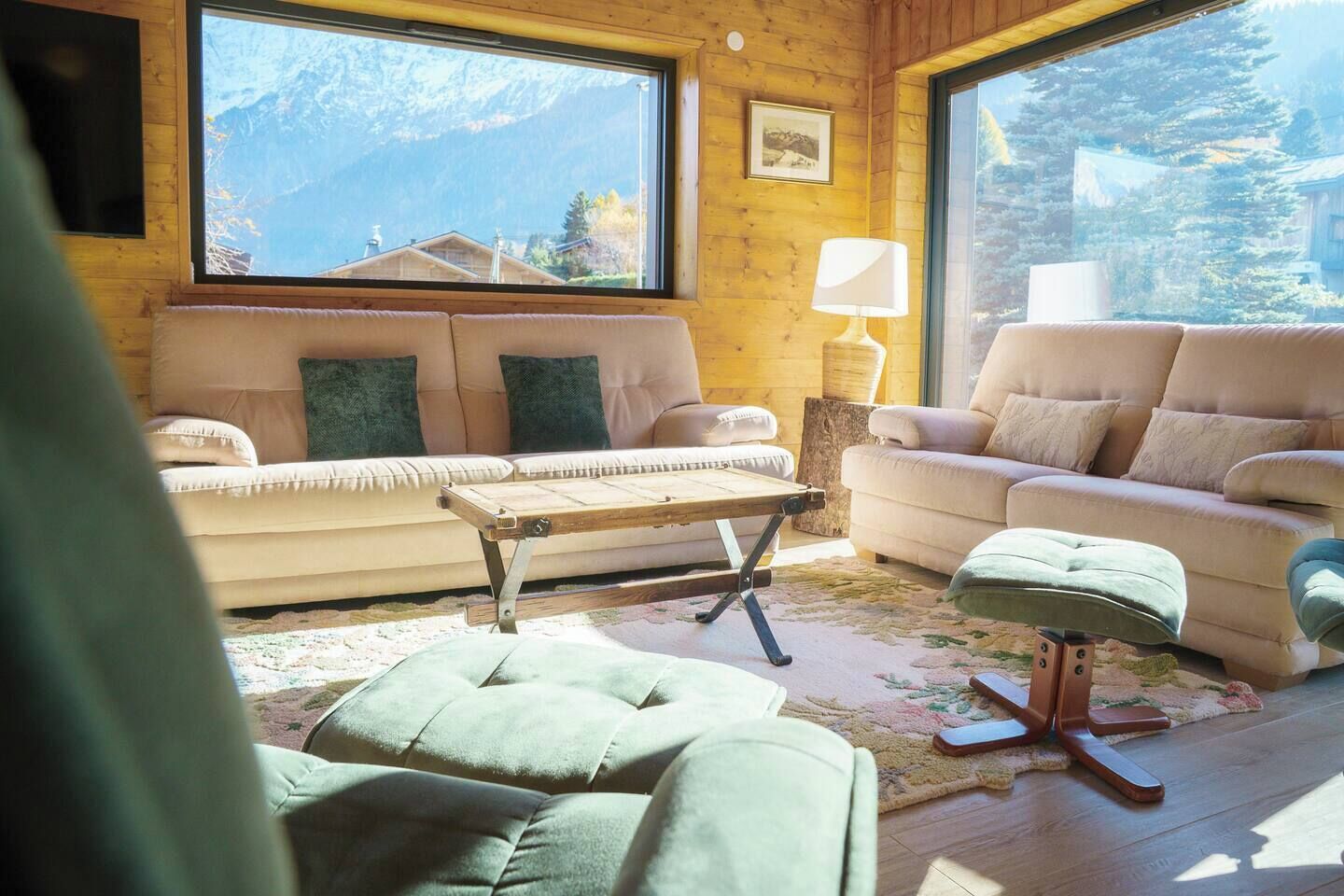 Televisión, chimenea y estéreo 