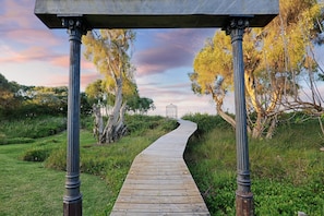 المنطقة المحيطة بالمنشأة