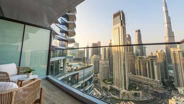 Een balkon met uitzicht op de skyline van Dubai, waaronder de Burj Khalifa.