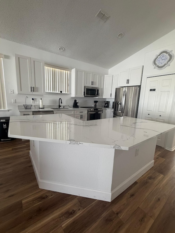 Microwave, oven, stovetop, dishwasher - Modern Orlando Retreat – Minutes to Disney, Universal & All the Magic!” (Orlando)
