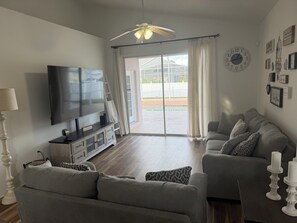 TV - Modern Orlando Retreat – Minutes to Disney, Universal & All the Magic!” (Orlando)