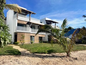 ด้านหน้าที่พัก