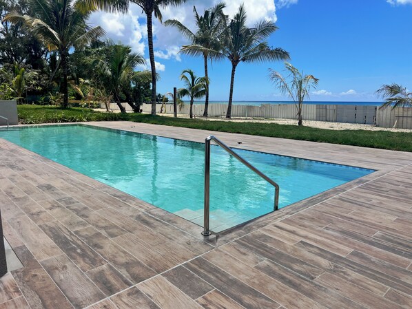 สระว่ายน้ำกลางแจ้ง