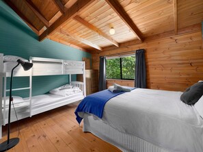 3 bedrooms, iron/ironing board, travel cot, WiFi - Take it easy at this unique and tranquil getaway. (Merrijig)