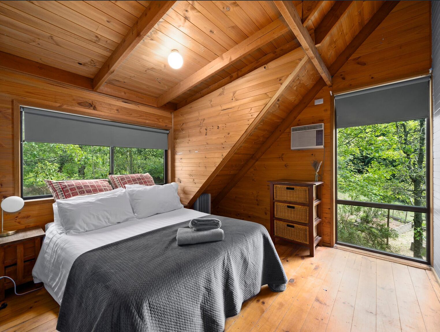 Tabla de planchar con plancha, wifi, ropa de cama