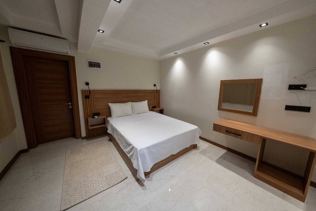 Comfort Suite, Mountain View | Desk, laptop workspace, WiFi (free), bed sheets
