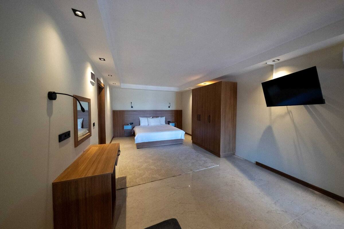 Family Suite | Desk, laptop workspace, WiFi (free), bed sheets