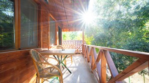 家庭三人房, 山景 | 办公桌、笔记本电脑工作区、免费 WiFi