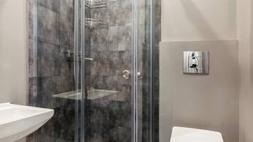 Luxury-Zweibettzimmer, Stadtblick | Badezimmer | Dusche, kostenlose Toilettenartikel, Haartrockner, Bademäntel