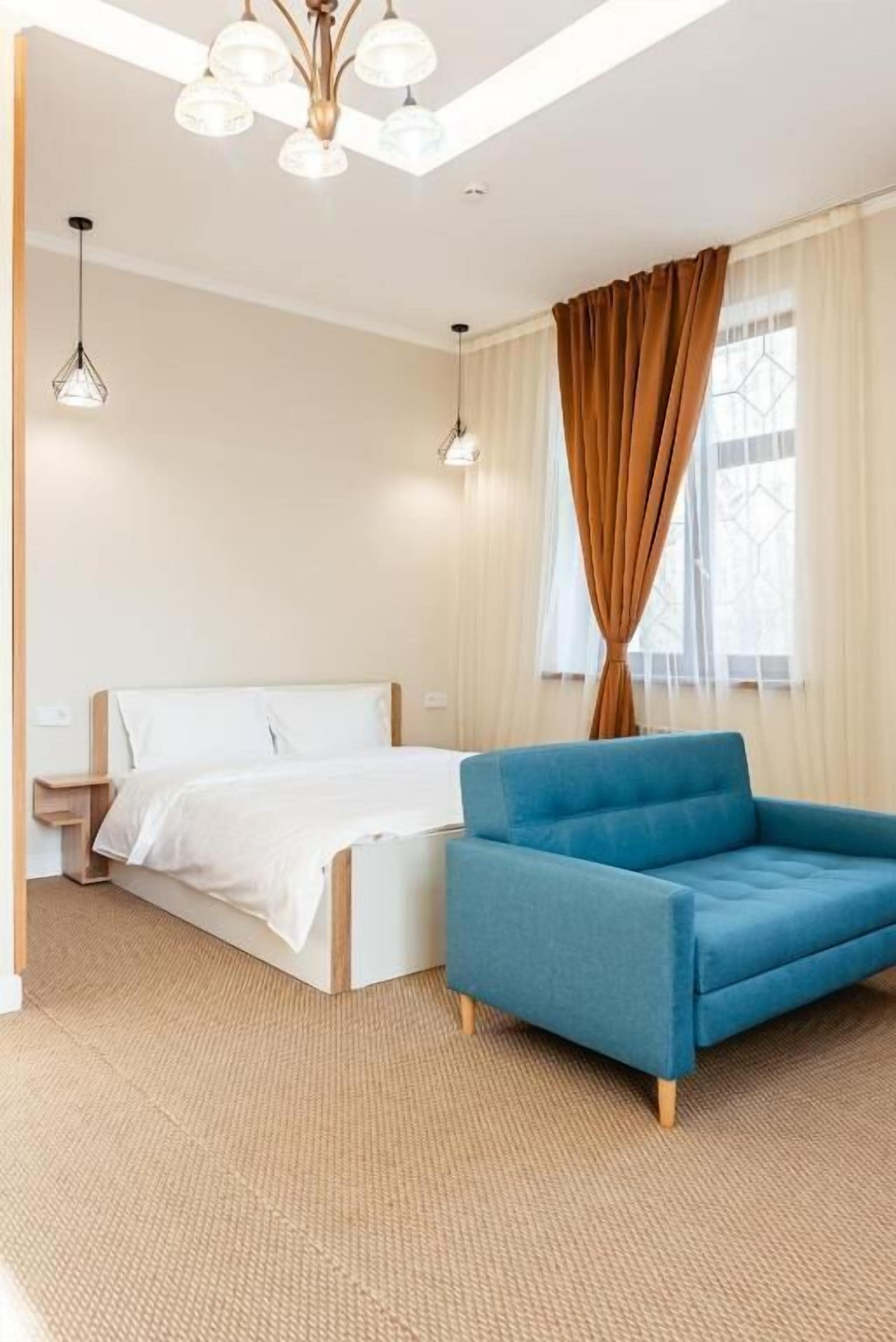 Zimmersafe, Schreibtisch, laptopgeeigneter Arbeitsplatz