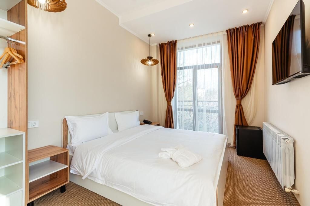 Zimmersafe, Schreibtisch, laptopgeeigneter Arbeitsplatz