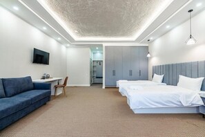 Superior-Zweibettzimmer, Stadtblick | Zimmersafe, Schreibtisch, laptopgeeigneter Arbeitsplatz