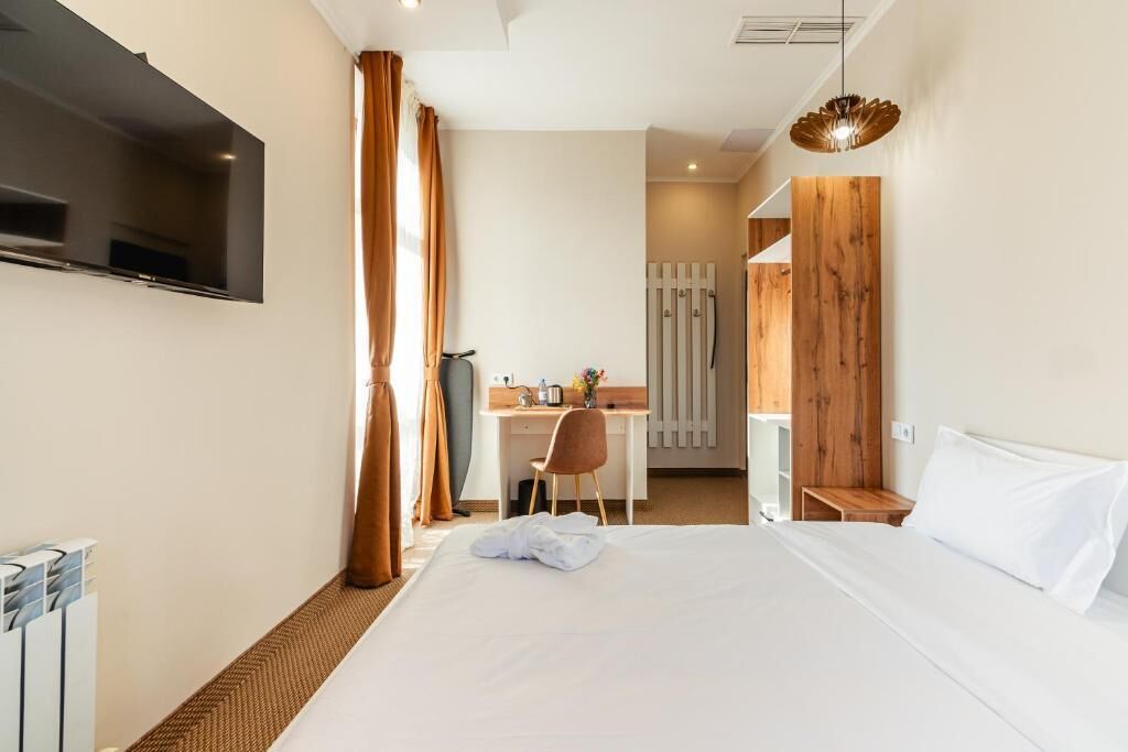 Zimmersafe, Schreibtisch, laptopgeeigneter Arbeitsplatz