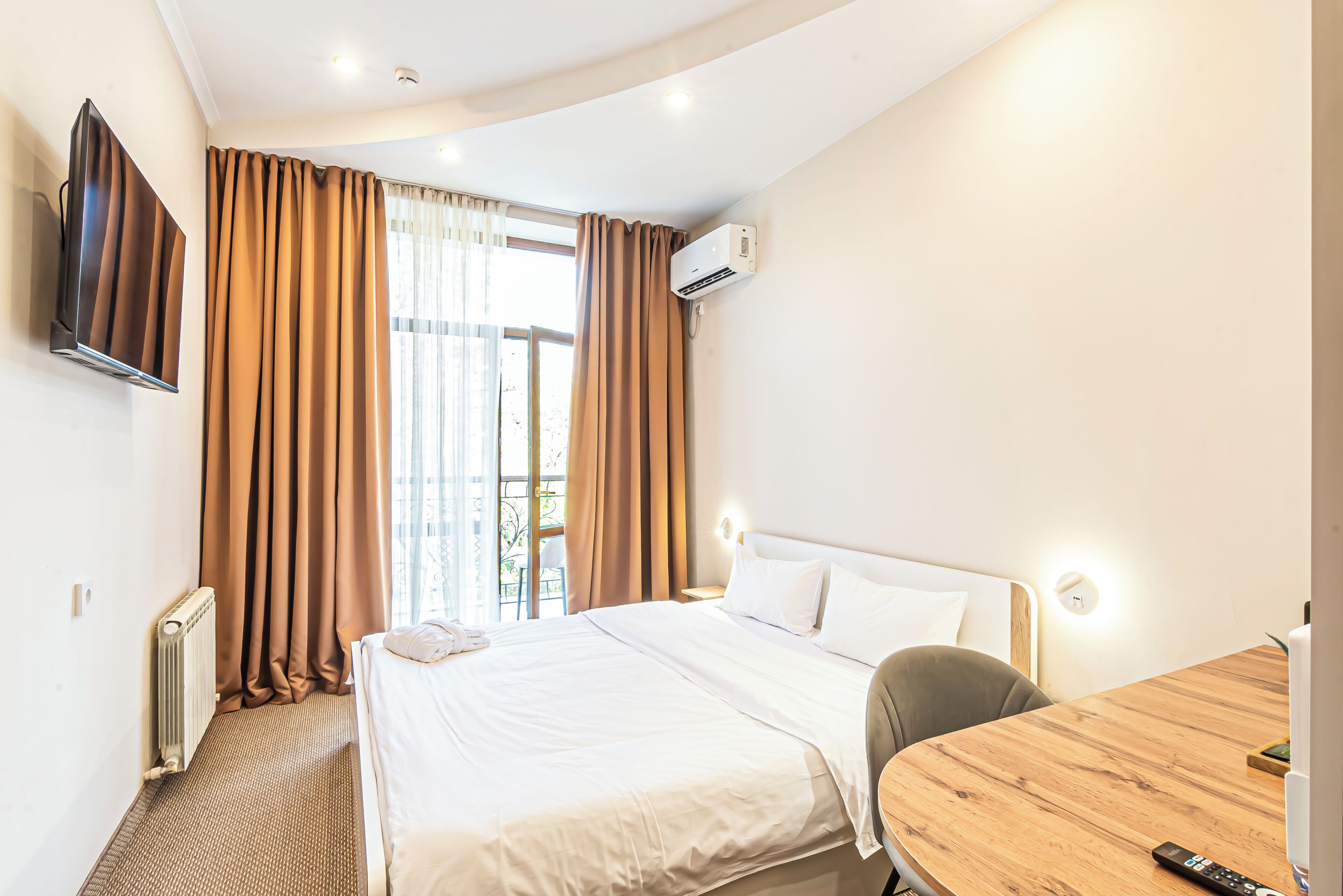 Standard-Doppelzimmer, Stadtblick | Minibar, Zimmersafe, Schreibtisch, laptopgeeigneter Arbeitsplatz