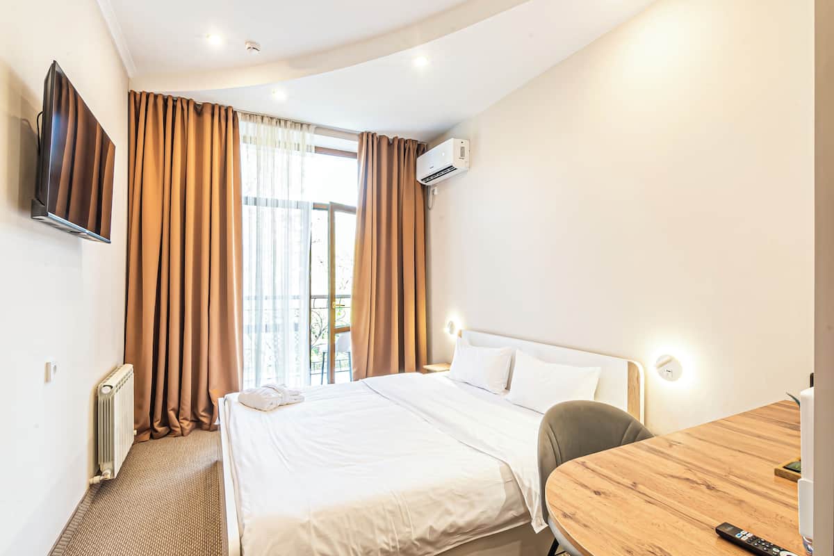 Standard-Doppelzimmer, Stadtblick | Minibar, Zimmersafe, Schreibtisch, laptopgeeigneter Arbeitsplatz