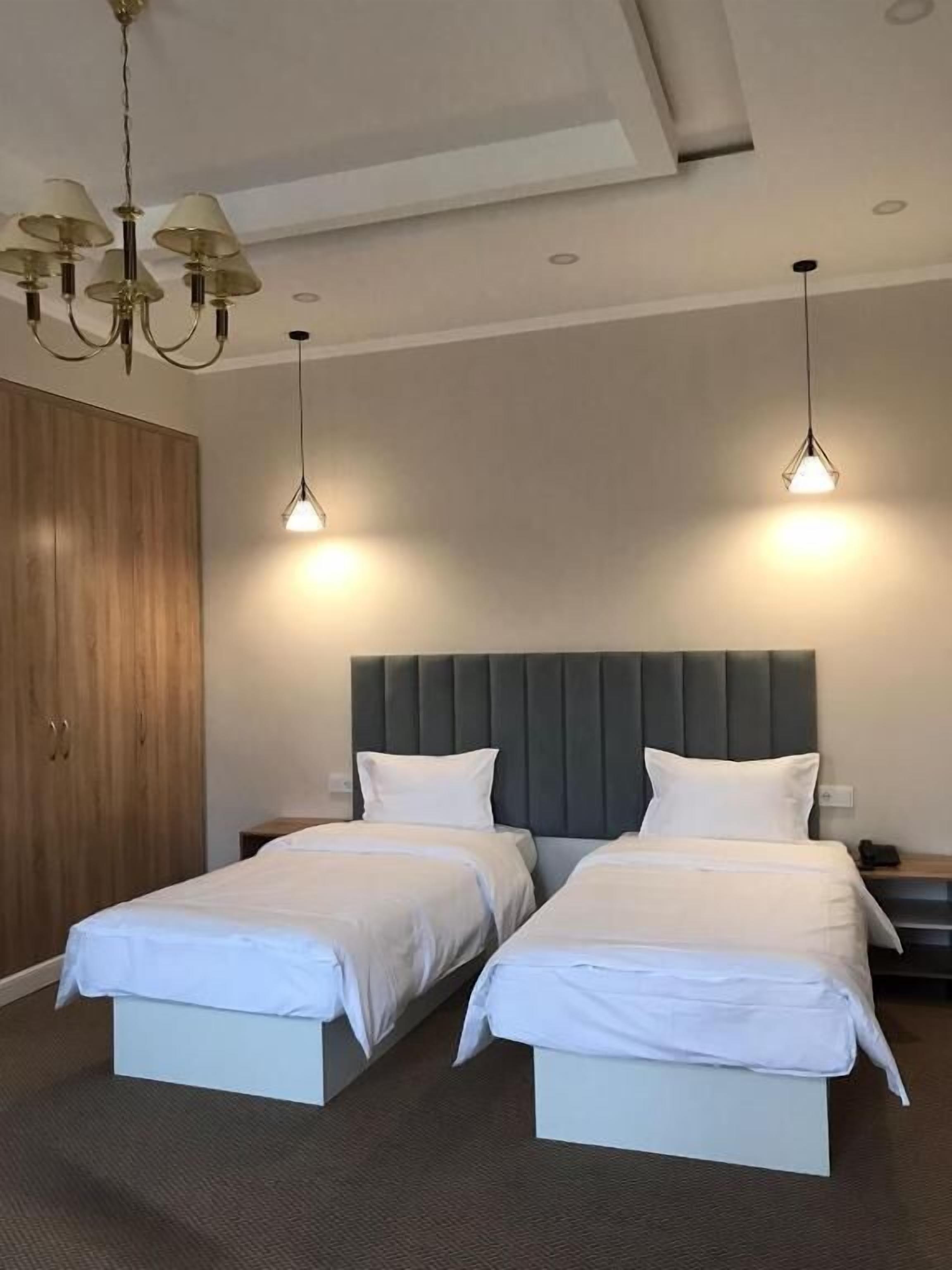 Standard-Zweibettzimmer, Stadtblick | Zimmersafe, Schreibtisch, laptopgeeigneter Arbeitsplatz