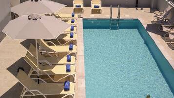 สระว่ายน้ำกลางแจ้งเปิดตามฤดูกาล