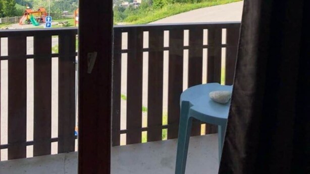 Ein Balkon mit Blick auf eine Berglandschaft.