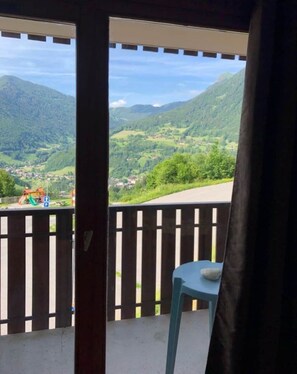 A balcony with a view of a mountainous landscape. - Studio at the Foot of the Slopes – Mountain View (Saint-Jean-d'Aulps)