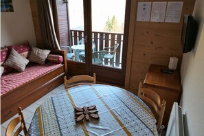 TV, books - Studio at the Foot of the Slopes – Mountain View (Saint-Jean-d'Aulps)