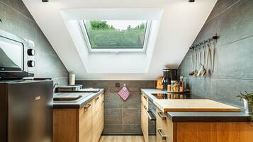 Mikrowelle, Ofen, Herdplatte, Wasserkocher mit Kaffee-/Teezubehör