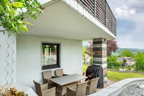 Outdoor dining - Apartment 'Rachel' with Mountain View, Shared Terrace and Wi-Fi (Perlesreut)