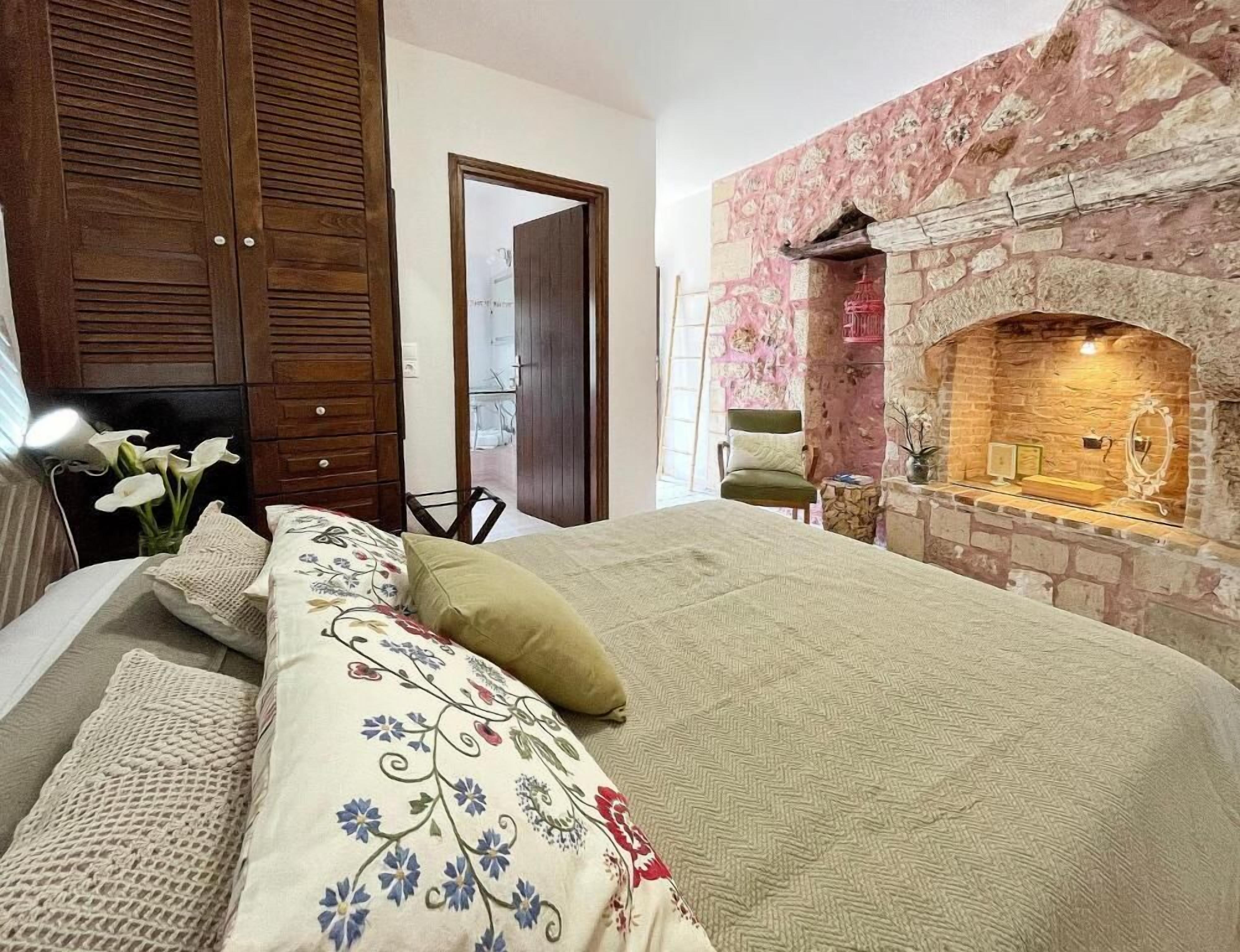 ميني بار وستائر تعتيم وتجهيزات عازلة للصوت ومكواة/لوح كي