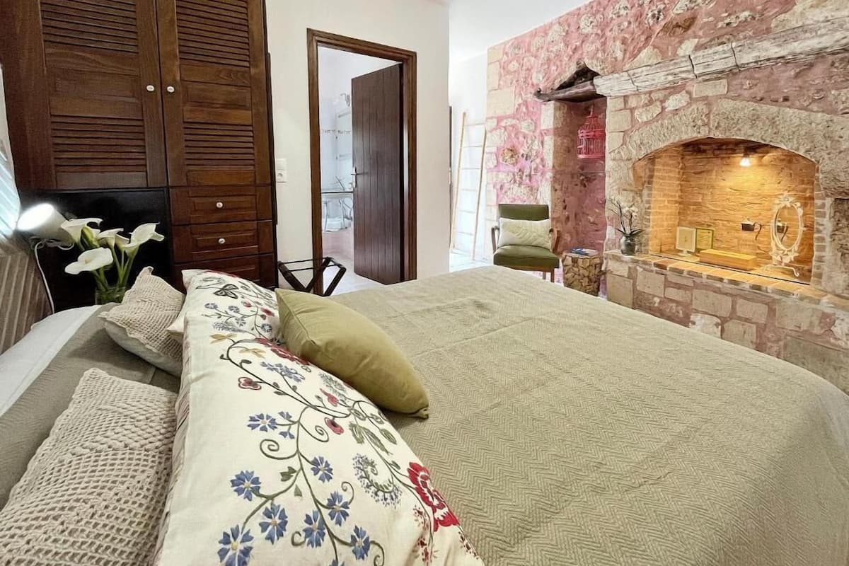 تجهيزات عازلة للصوت ومكواة/لوح كي وواي فاي مجانًا