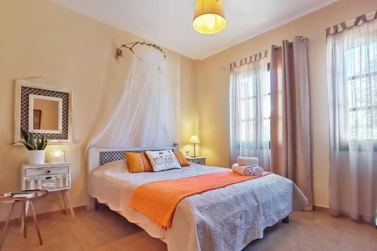 تجهيزات عازلة للصوت ومكواة/لوح كي وواي فاي مجانًا