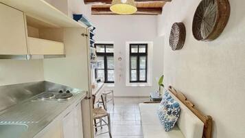 Deluxe Studio | Private kitchen | Mini-fridge, stovetop, coffee/tea maker, toaster oven
