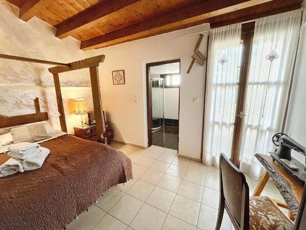 تجهيزات عازلة للصوت ومكواة/لوح كي وواي فاي مجانًا