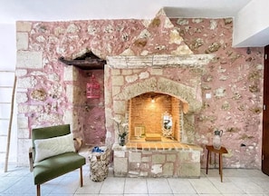 Sohora Courtyard Retreat - Rethimno Spring Home | Wohnbereich | 30-Zoll-Flachbildfernseher mit Digitalempfang