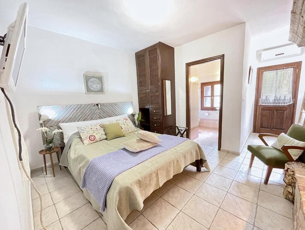 ميني بار وستائر تعتيم وتجهيزات عازلة للصوت ومكواة/لوح كي