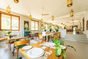 Bao gồm bữa sáng buffet hàng ngày 