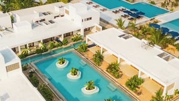 En la playa, arena blanca, toallas de playa