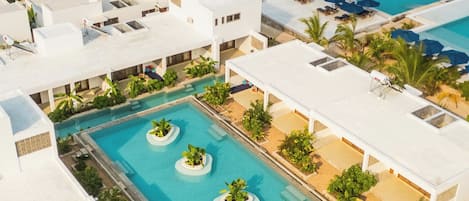 En la playa, arena blanca, toallas de playa