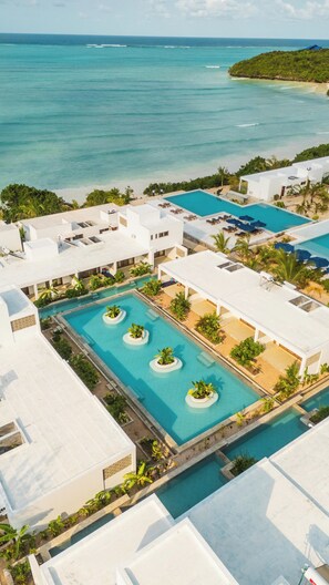 Aan het strand, wit zand, strandlakens