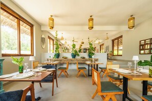 朝食 (ビュッフェ)、毎日提供 (無料)