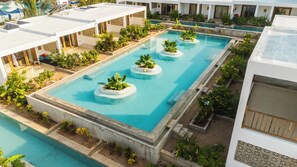 Ein Dachpool mit mehreren Ebenen, umgeben von üppiger Bepflanzung und moderner Architektur.