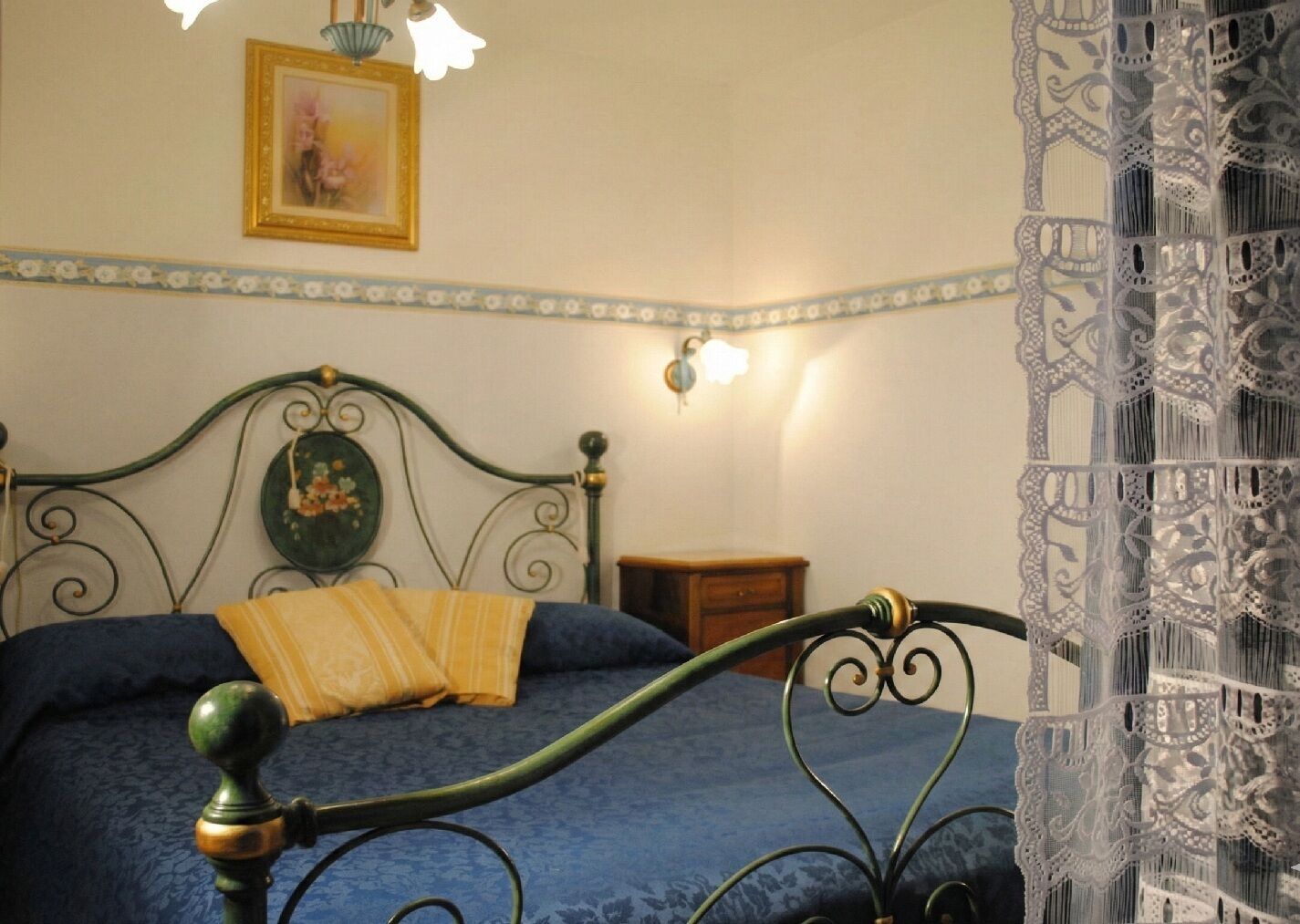 Junior Double Room | In-room safe, desk, laptop workspace, blackout drapes