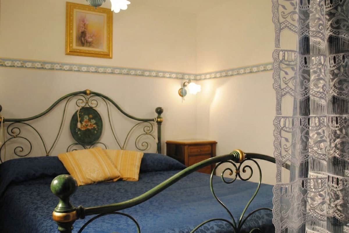 Junior Double Room | In-room safe, desk, laptop workspace, blackout drapes