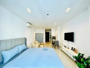 高级公寓, 1 张特大床, 阳台, 泳池景观 | 迷你吧（备有免费物品）、特色家居、办公桌、笔记本电脑工作区