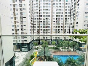 Apartamento família, 2 quartos, sacada, vista para a piscina | Vista da sacada