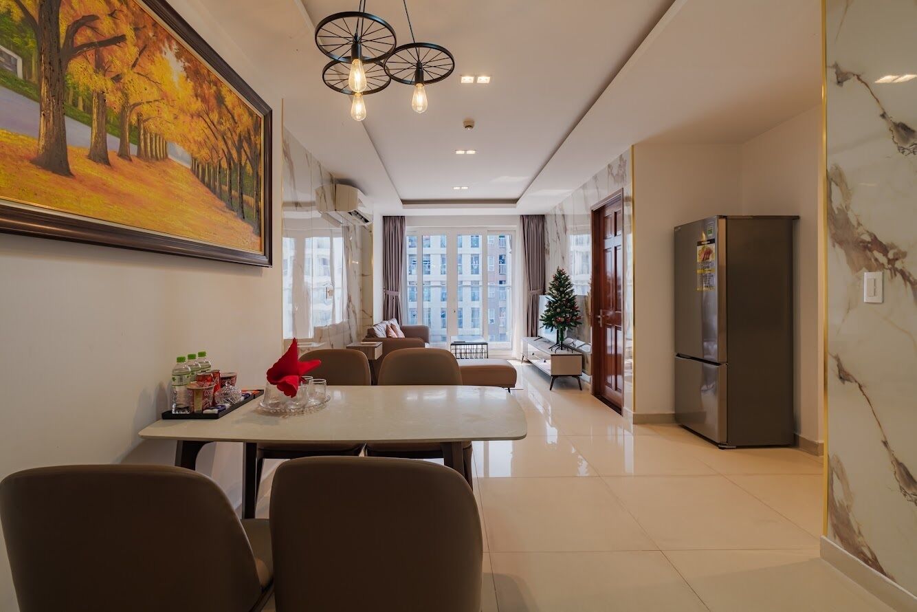 패밀리 아파트, 발코니, 수영장 전망 | 거실 공간 | 디지털 채널 시청이 가능한 50인치 LED TV